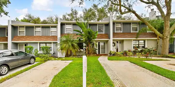 1213 ABBEY CRESCENT LANE