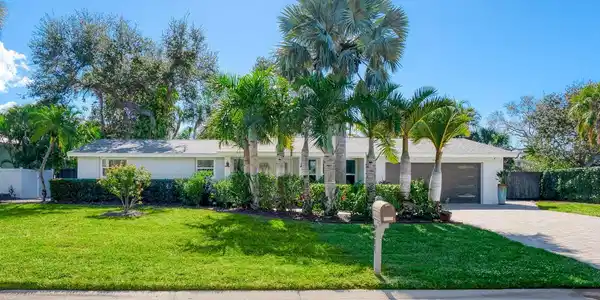1002 GLEBE LANE