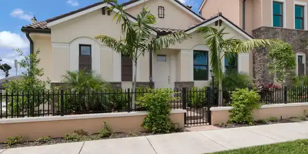 938 E VENICE AVENUE