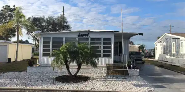 711 ROMA ROAD