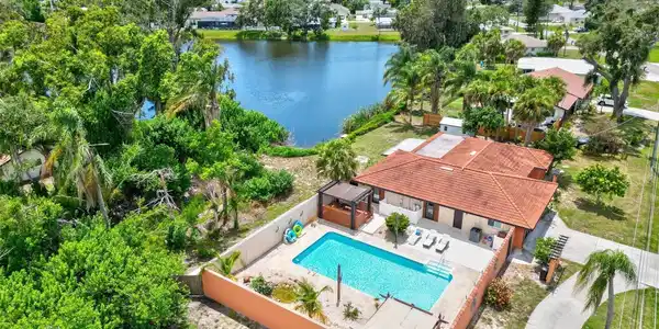 416 E SEMINOLE DRIVE