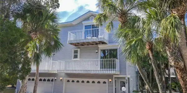 6250 HOLMES BOULEVARD