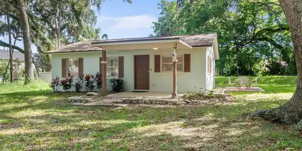 5 E JOHN HERSHEL AVENUE