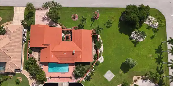 2700 BAY COURT