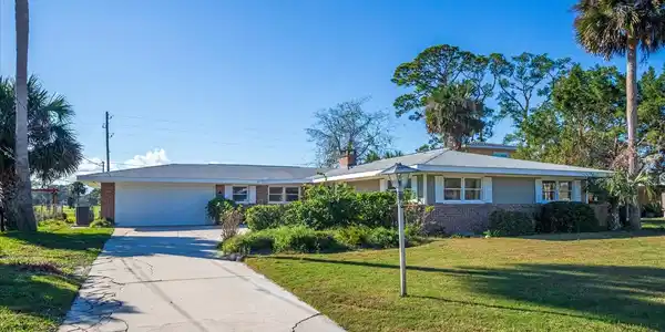39 FAIRWAY CIRCLE