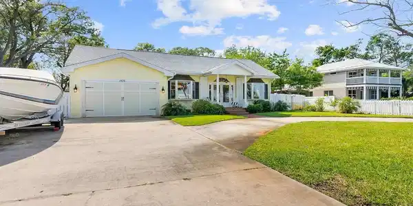 1426 RIVERSIDE DRIVE
