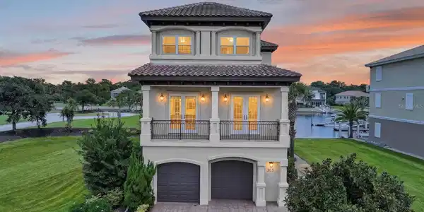 303 YACHT HARBOR DRIVE