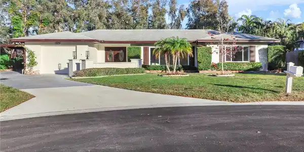 1909 PINETREE LANE