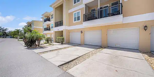 5065 ROYAL PALMS WAY