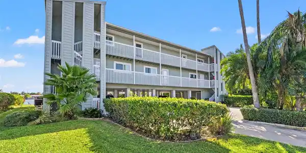 2505 BAY BOULEVARD
