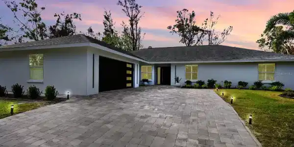 749 TROPICAL CIRCLE