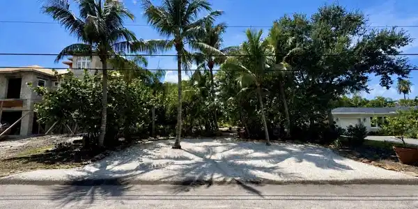 956 BAY ESPLANADE
