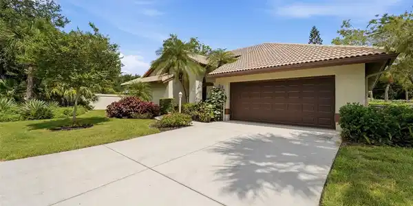 215 CARRIAGE HOUSE LANE