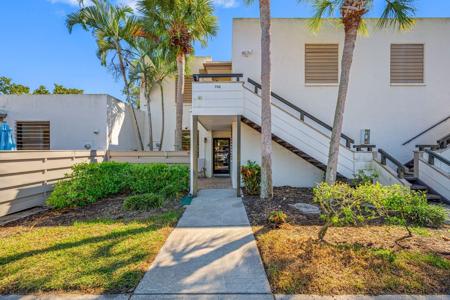 703 OAKVIEW DRIVE