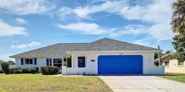 1537 CREST DRIVE