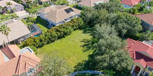 5913 LA ROSA LANE