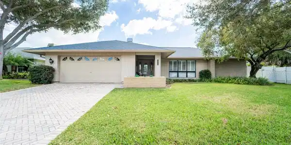 13198 LINDEN PLACE