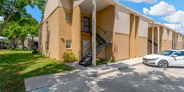 3810 N OAK DRIVE