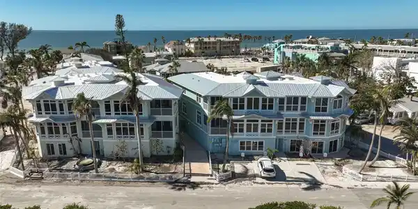 318 BAY DRIVE S