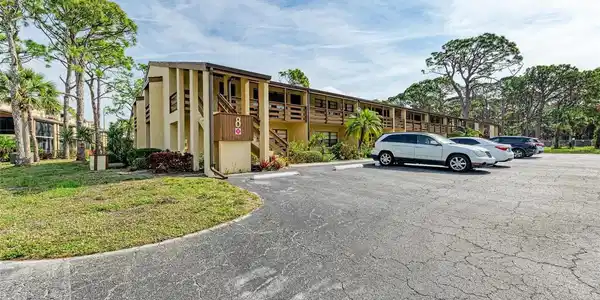 8 QUAILS RUN BOULEVARD
