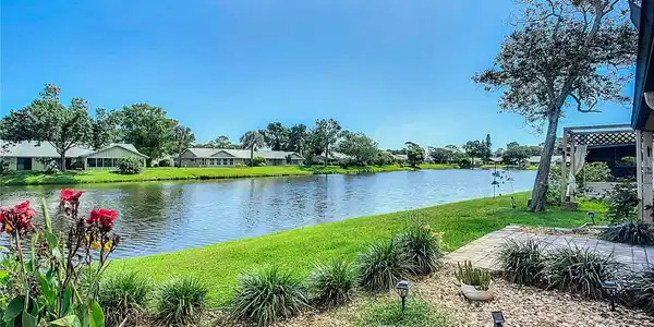 26 LAKE FAIRGREEN CIRCLE