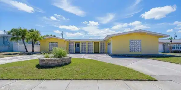 9625 COMMODORE DRIVE
