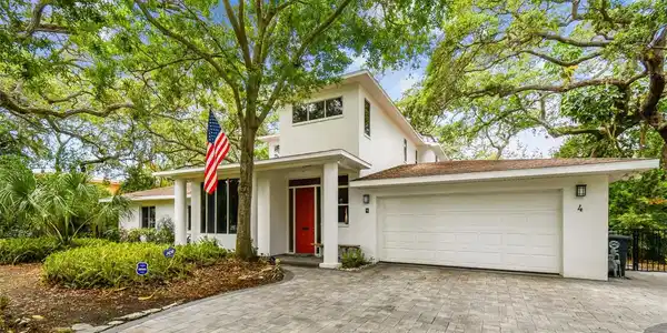 4 BLUFF VIEW DRIVE