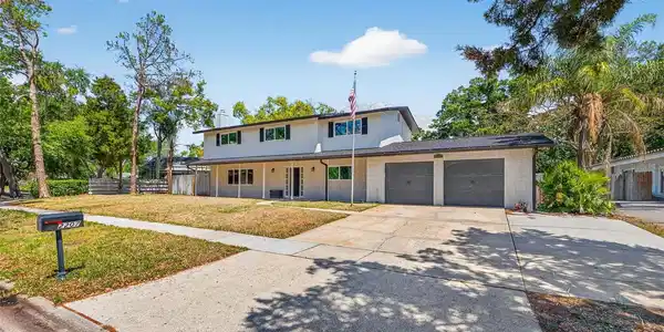 2207 HENNESEN DRIVE