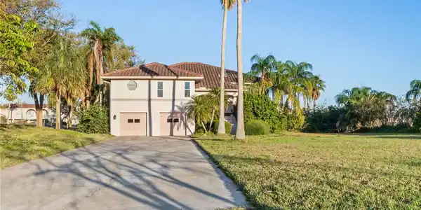 5240 WESTSHORE DRIVE