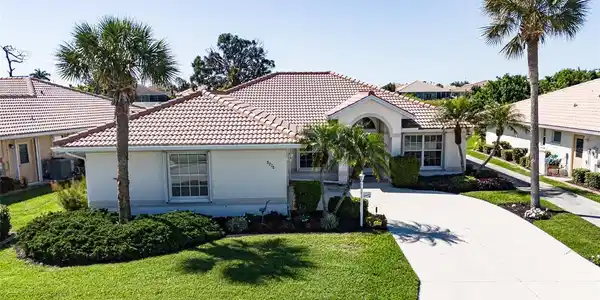 8278 LAKESIDE DR