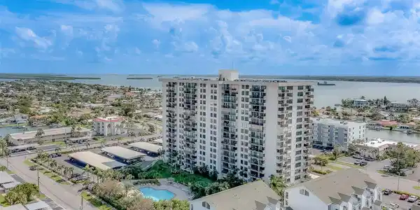 400 ISLAND WAY