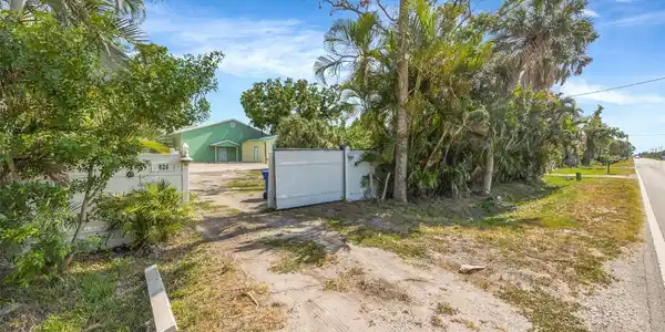 826 W SHELL POINT STREET