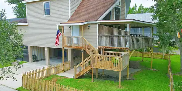 908 SHORE DRIVE W
