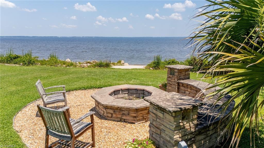 Image 3: beachside fire-pit & Private Boat Ramp