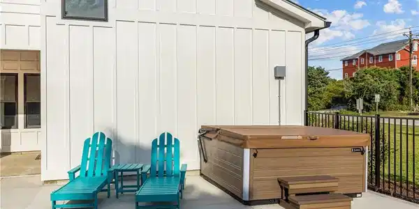 Image 4: Hot Tub