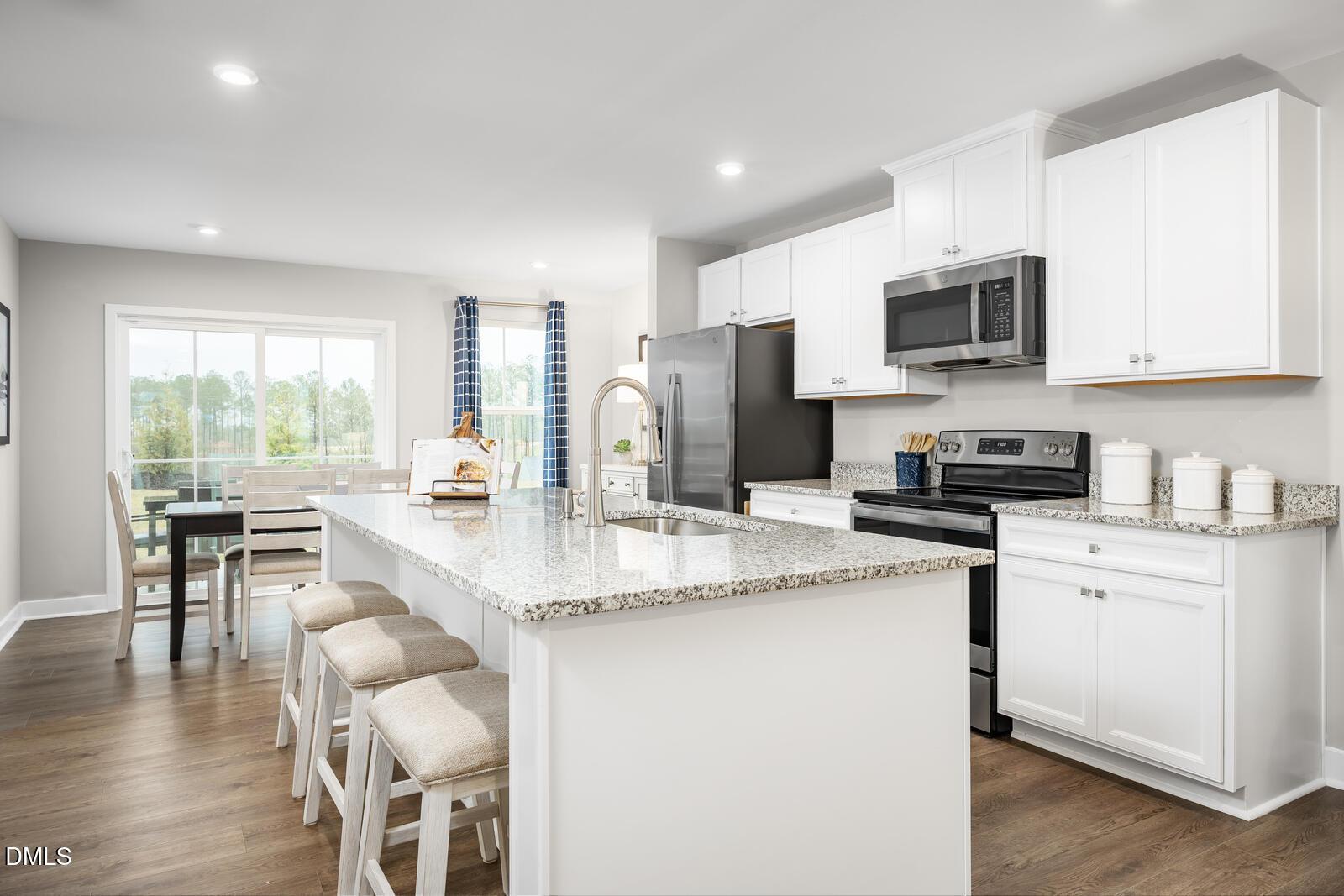 Image 3: 04 kitchen