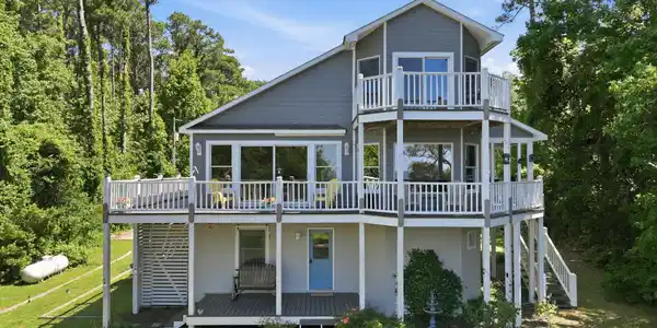 Image 3: Deck Side
