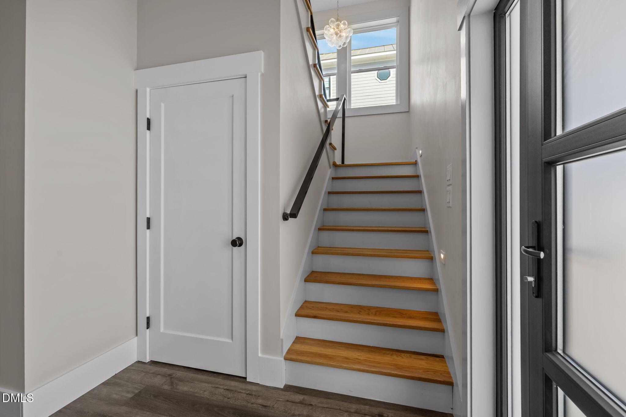 Image 3: Entry 1st Floor