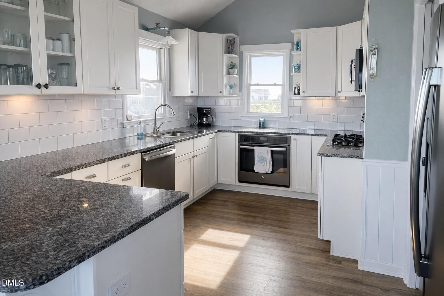 Image 4: Kitchen
