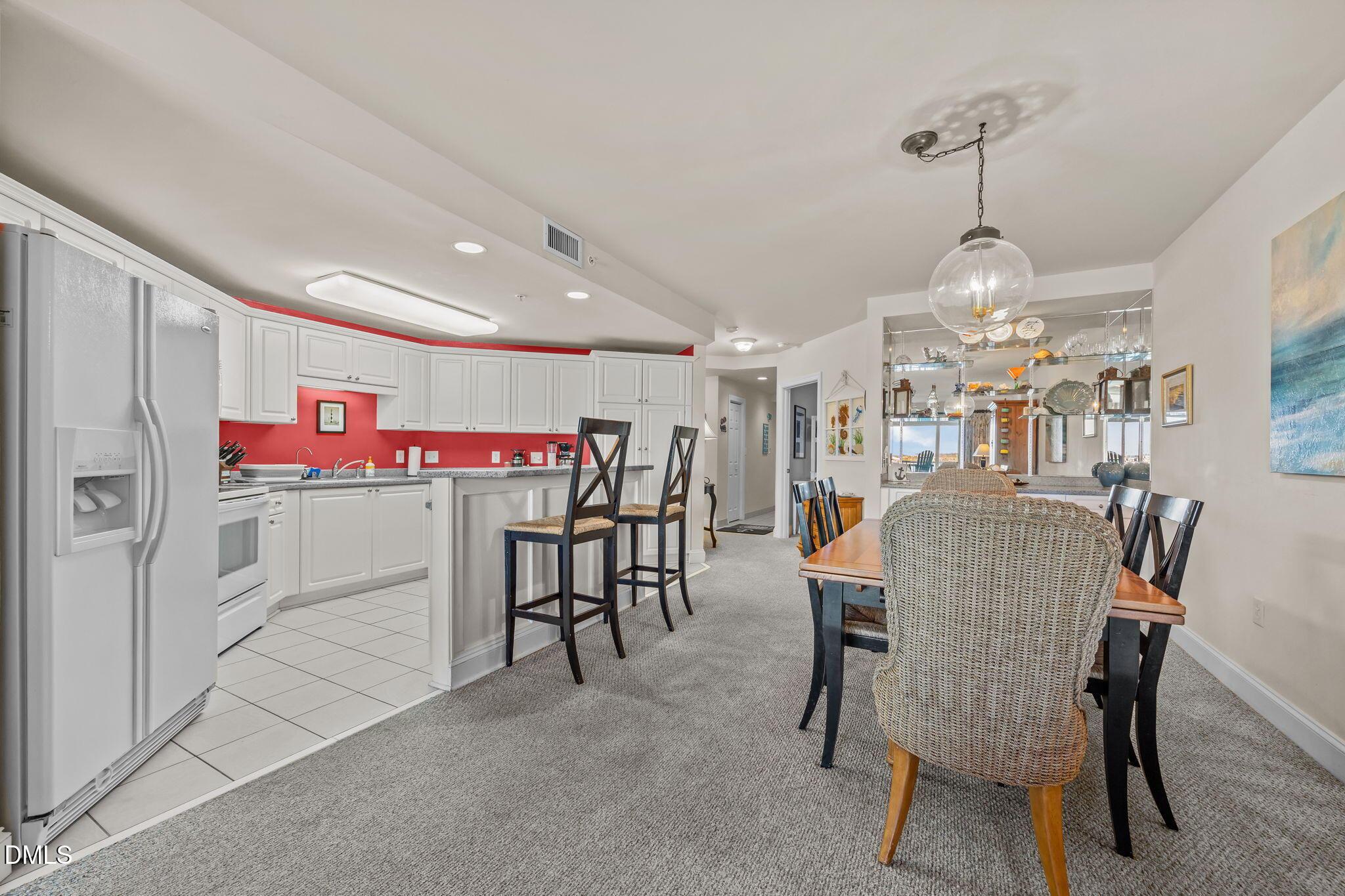 Image 4: Kitchen Dining