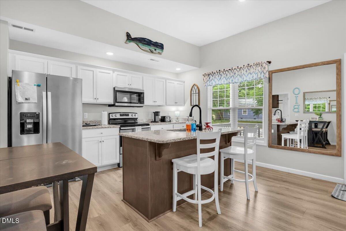 Image 4: Eat-in-Kitchen